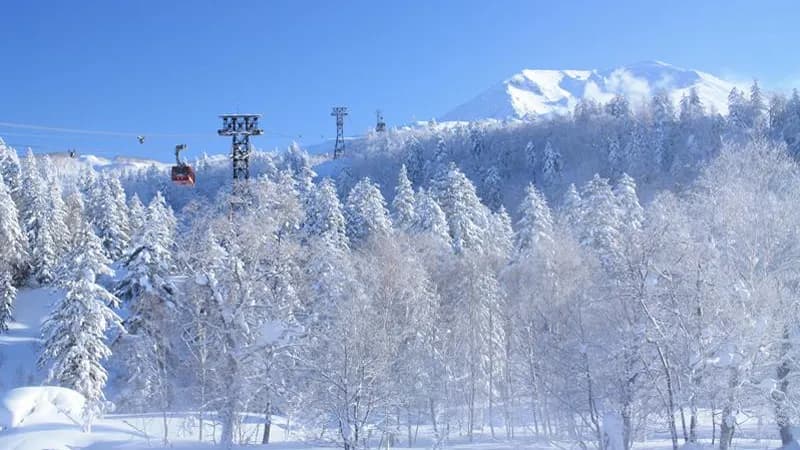 旭岳ロープウェイと雪の旭岳